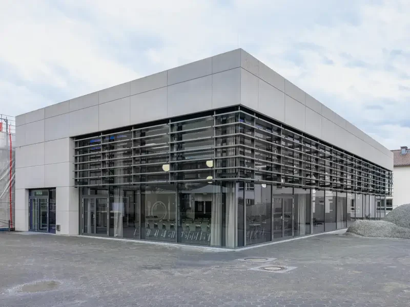 Mensa Coesfeld Modernes Gebäude mit großflächigen Glasfenstern und hellem Beton.