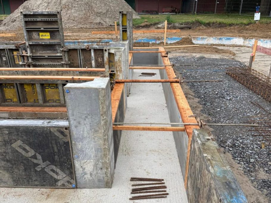 Baugrund für ein Fundament mit Betonwänden und Bewehrungsstahl.