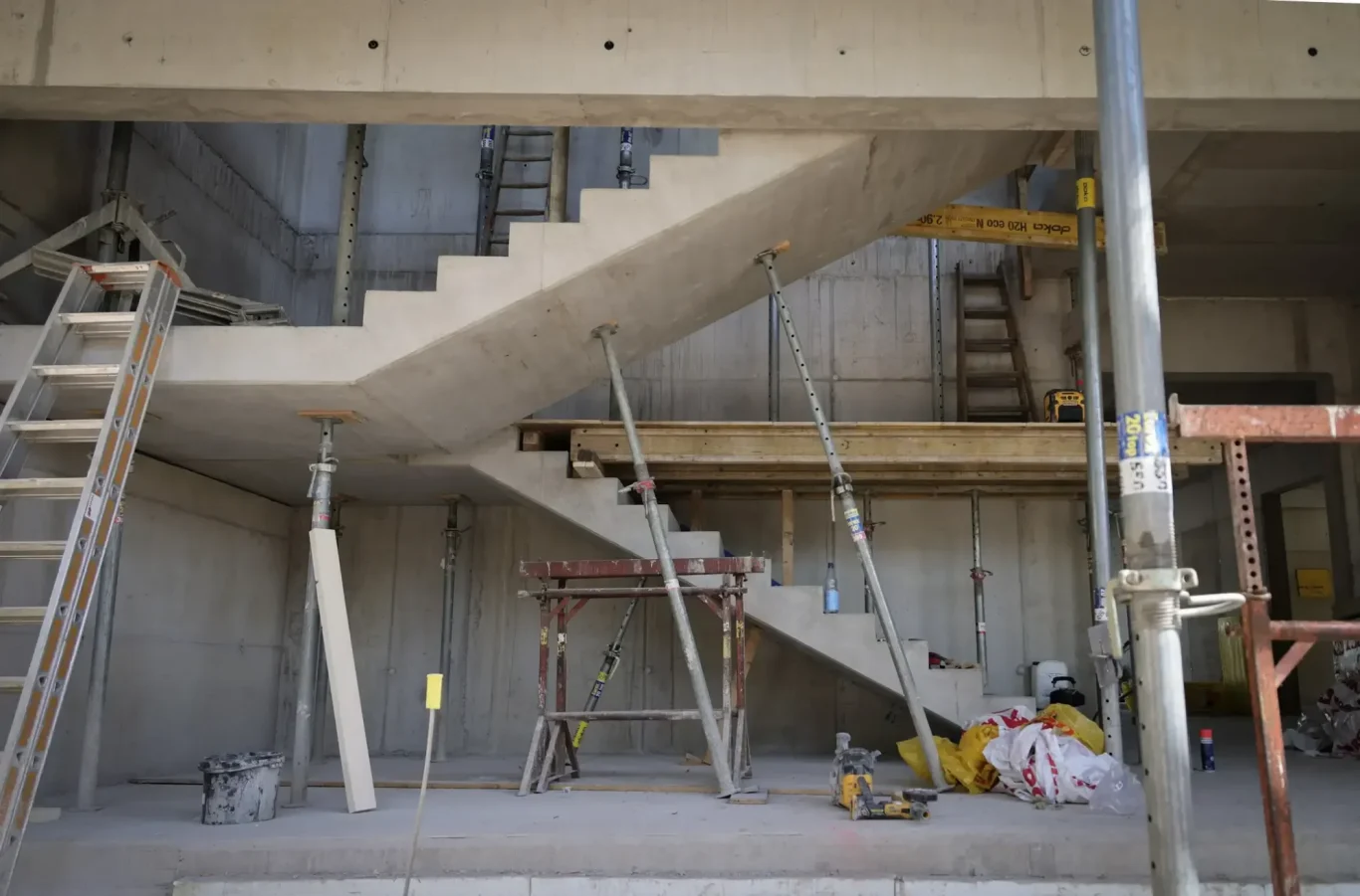 Historische Gruppenaufnahme von sieben Männern in Arbeitskleidung.